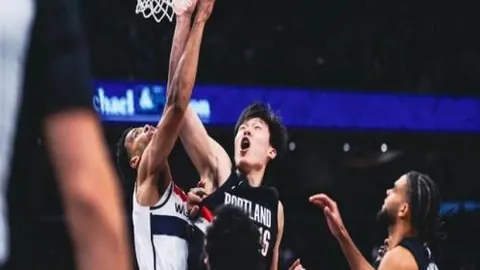 《独家揭秘！巴塞罗那力邀莱万降薪续约，忠诚战神或继续闪耀诺坎普》